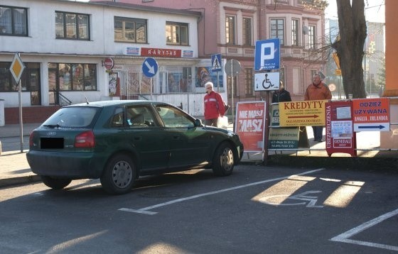 Tylko to miejsce parkingowe dla osób niepełnosprawnych jest prawidłowo oznakowane. W kilkutysięcznym mieście to stanowczo za mało.