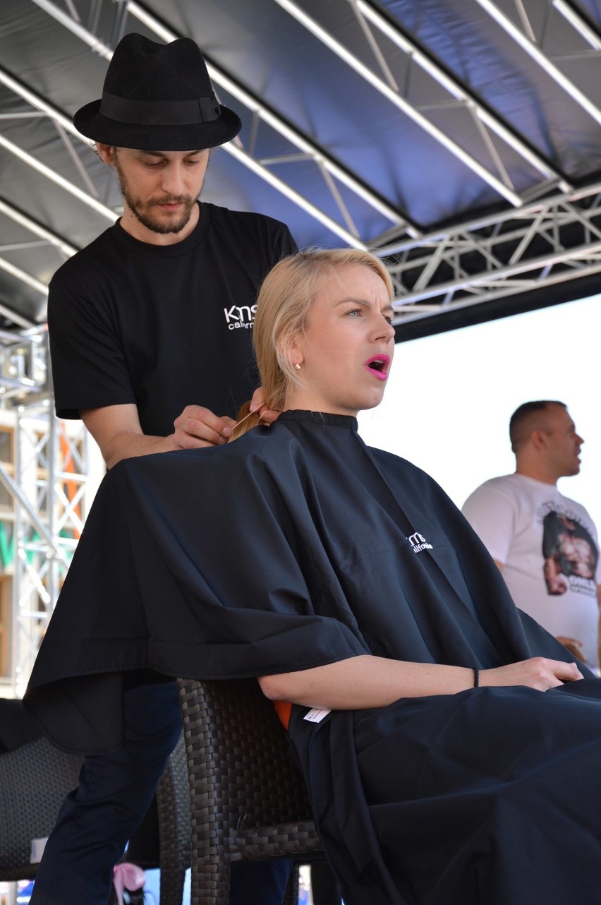 Wrocław: Obcinają włosy, by pomóc chorym na raka (FILM, ZDJĘCIA)