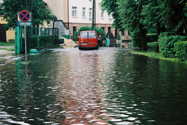 Okazało się, że wystarczy kilkudziesięciominutowy deszcz i Międzyzdroje są podtopione. W sobotę w kilku miejscach kanalizacja burzowa nie wytrzymała naporu wody. Przy parku zdrojowym, w okolicy promenady i "Piekiełka&#8221; do przejeżdżających samochodów wdzierała się woda.