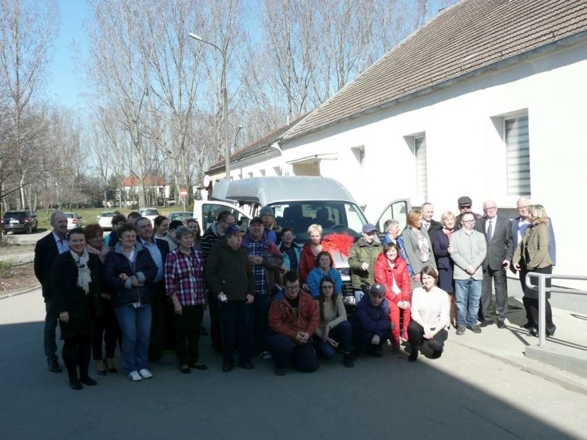 9-osobowy bus, który otrzymała „Wspólna Droga”, dostosowany...