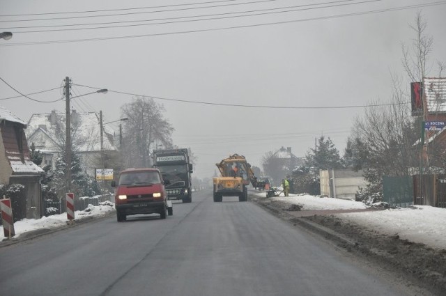 Najważniejsza wiadomość dla kierowców jest taka, że droga krajowa nr 11 w Wojciechowie jest już przejezdna. Remont wprawdzie od początku prowadzony był pod ruchem, ale dotychczas ruch kierowany był wahadłowo za pomocą sygnalizacji świetlnej. Przejazd przez 4-kilometrowy odcinek w Wojciechowie zajmował 15-30 minut.