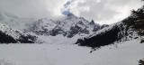 Tatry. Niby mamy wiosnę, a Morskie Oko zasypane śniegiem jak w środku zimy [ZDJĘCIA]