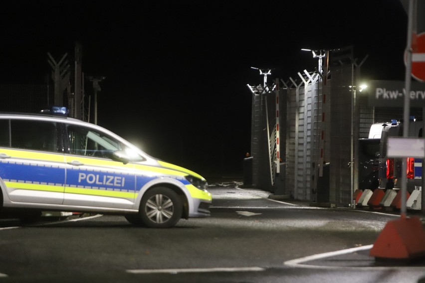 Policja zabezpiecza podjazd na lotnisku w Hamburgu po tym,...