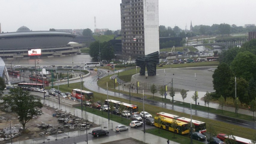 DZ24: Wypadek na DK86 w Katowicach. W korku stoi centrum miasta [ZDJĘCIA]
