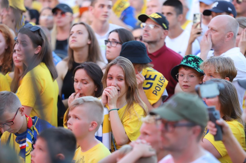 Wielkie emocje i łzy na Rynku w Kielcach po dramatycznym meczu Łomży Vive z Barcą w finale Ligi Mistrzów. Zobaczcie zdjęcia