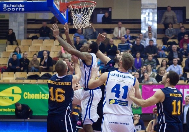 W Gdyni miejscowy Start (ciemne stroje) postawił twarde warunki gry koszykarzom Jeziora Tarnobrzeg (białe stroje) - na zdjęciu: Dawid Przybyszewski (numer 41) oraz Nicchaeus Doaks.