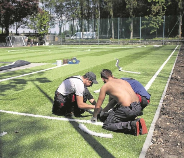 Przy ul. Parkowej powstaje obecnie nowe boisko ze sztuczną trawą