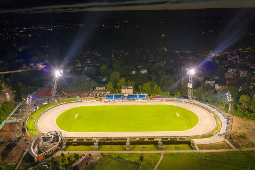 Oświetlony krośnieński stadion robi wrażenie.