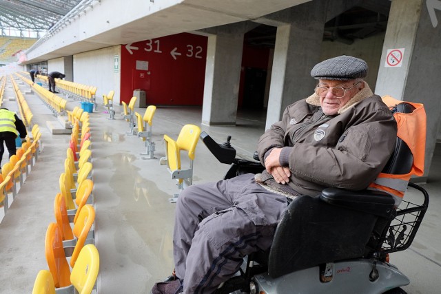 Władysław Kazberuk tropi bariery, z którymi borykają się osoby na wózkach. Do stadionu zastrzeżeń nie ma. - Jak będzie dobrze widać, to piątka z plusem - mówi.