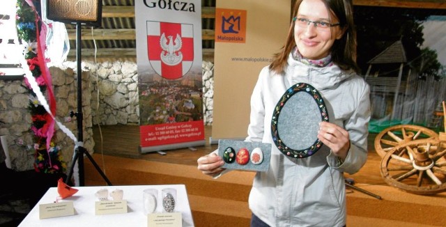 Teresa Ścisłowicz otrzymała I nagrodę za przypinki filcowe. Na stoliku - pozostałe nagrodzone prace