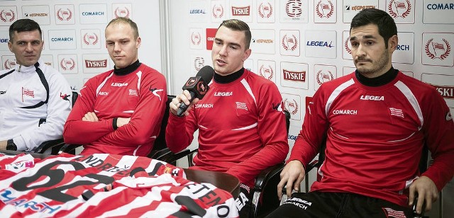 Trener Robert Podoliński (z lewej) z nowymi piłkarzami: Piotrem Polczakiem, Erikiem Jendriskiem i Sretenem Sretenoviciem