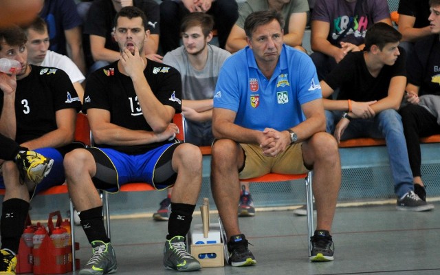 Piotr Łuka (w środku) w Nysie współpracuje na ławce z trenerem Januszem Bułkowskim (z prawej), a na parkiecie z Dawidem Bułkowskim.