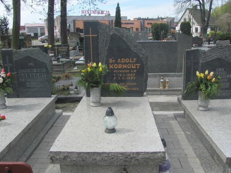 Grób Adolfa Kornguta na cmentarzu komunalnym w Kluczborku.