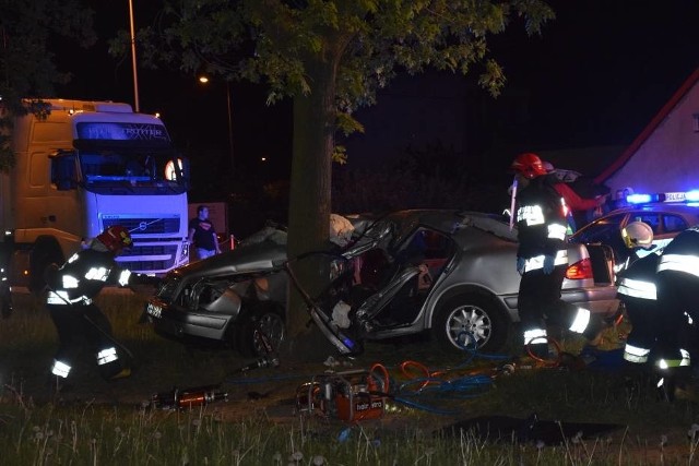 W niedzielę, 6 maja późnym wieczorem na ul. Ostrowskiej w Krotoszynie samochód marki Mercedes uderzył w drzewo. Autem podróżowały dwie osoby, najprawdopodobniej ojciec z synem. Starszy z mężczyzn, który prowadził auto, zginął na miejscu, młodszy został odwieziony do szpitala.