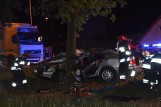 Krotoszyn: Śmiertelny wypadek na ul. Ostrowskiej - samochód uderzył w drzewo [ZDJĘCIA + WIDEO]