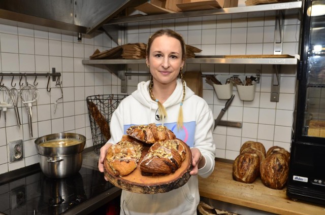 11 listopada w Poznaniu to dzień, w którym wszyscy zajadają się rogalami świętomarcińskimi. Poznańskie cukiernie, piekarnie i restauracje przygotowały także ofertę dla osób, które z różnych przyczyn klasycznych rogali nie jedzą. Przedstawiamy więc listę miejsc, gdzie można kupić rogale z nadzieniem z białego maku z nieco zmienioną recepturą. W Poznaniu można kupić także rogale wegańskie, bezglutenowe, a nawet bez cukru. Rogale na 11 listopada dla wszystkich. Rogale (prawie)świętomarcińske - bez glutenu, cukru i wegańskie. Aby zobaczyć, gdzie kupić nietypowe rogale z białym makiem, przejdź do galerii ---->