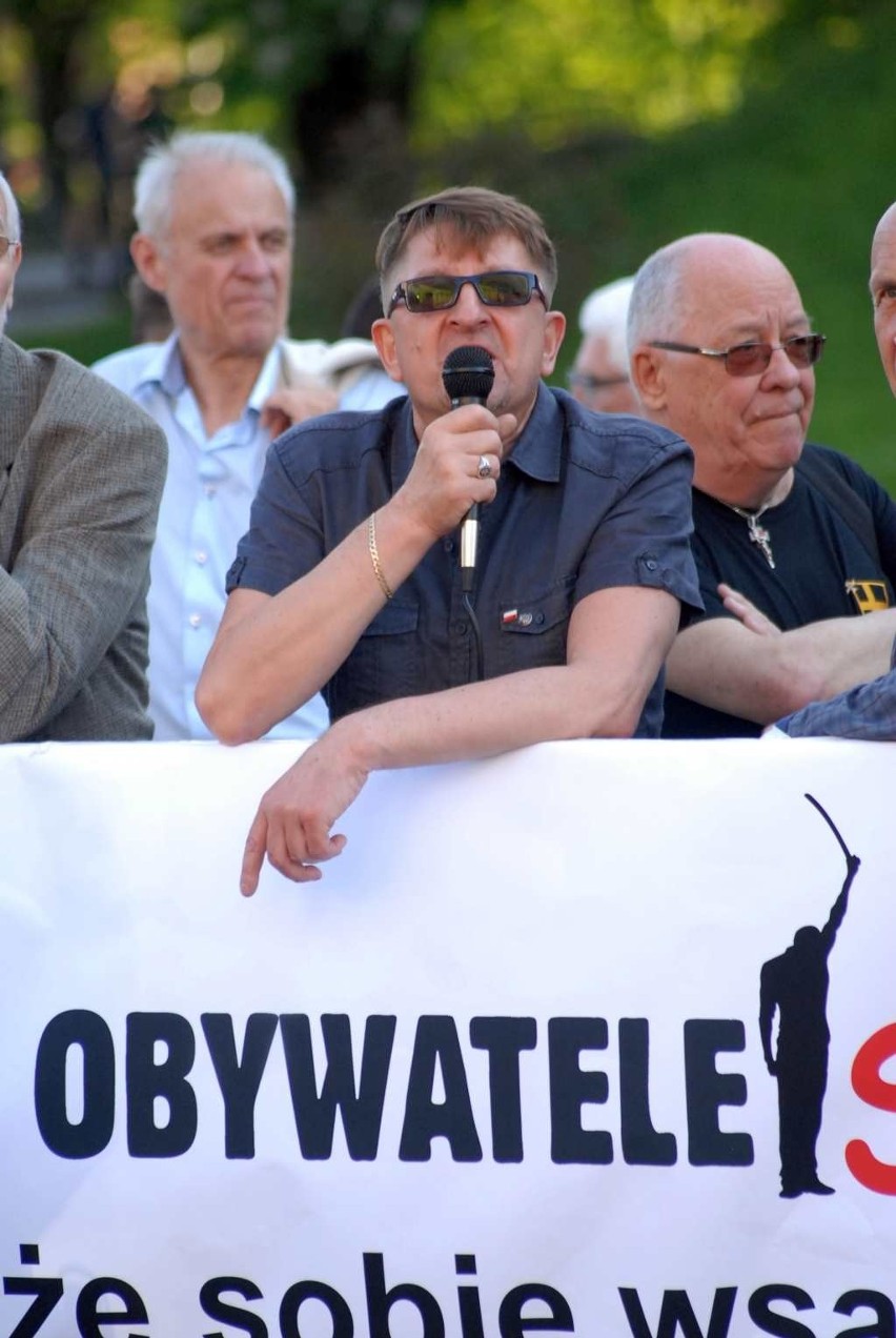 Jarosława Kaczyńskiego w drodze na Wawel przywitały cztery demonstracje i białe róże [WIDEO]