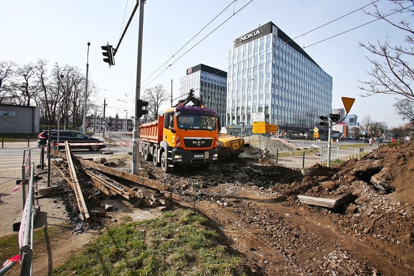 Trwa przebudowa torowiska wzdłuż ulicy Złotoryjskiej we Wrocławiu. Kiedy pojadą nim tramwaje? [ZDJĘCIA]