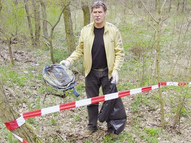 Radny Dariusz Kudła znalazł w sobotę minę przeciwpancerną. - Mimo, że wiele takich rozbroiłem, tej nie ruszałem. To przerdzewiały egzemplarz - mówił.