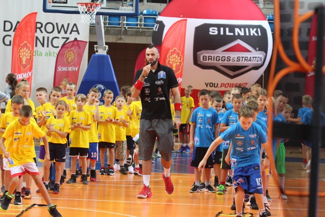 Marcin Gortat trenuje dzieci na Marcin Gortat Camp w Dąbrowie Górniczej