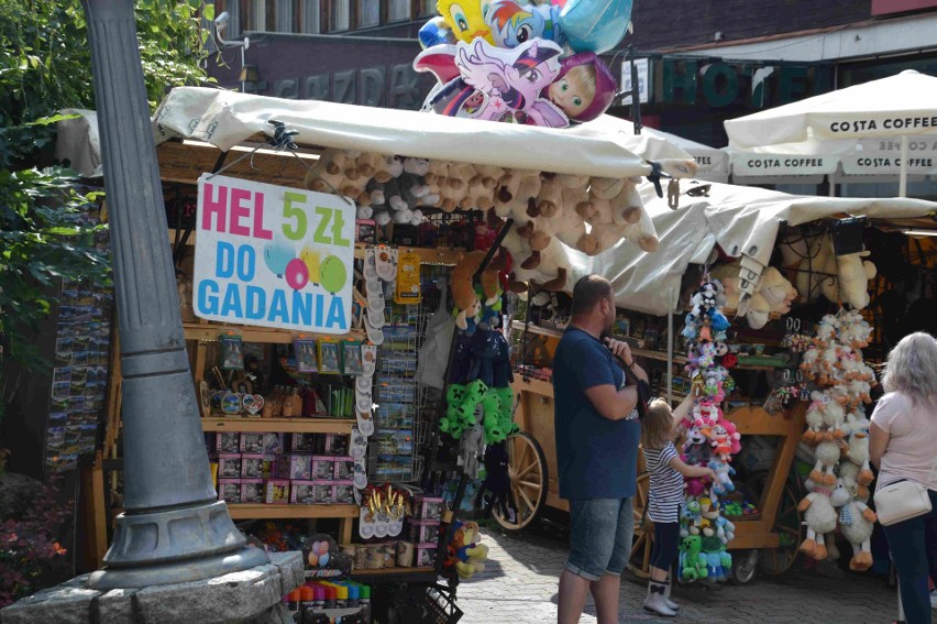 Stragany z pamiątkami na Krupówkach są chętnie odwiedzane...