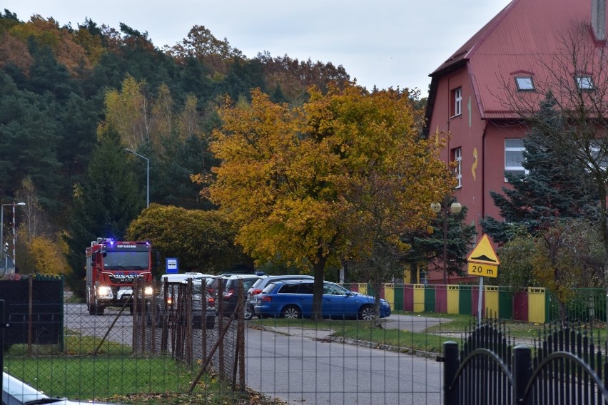 Tajemnicze omdlenia uczniów i ewakuacja szkoły w Sadlinkach. Służby próbują wyjaśnić, co wydarzyło się w szkole