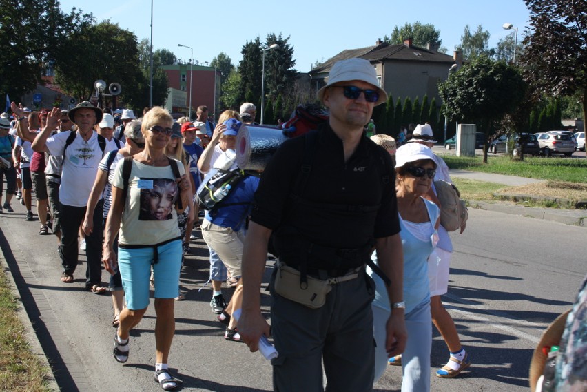 Oświęcimscy pątnicy w pięciu grupach z dekanatów:...