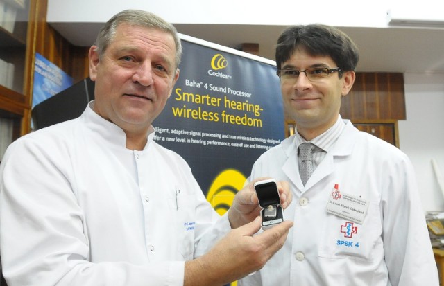 Prof. Janusz Klatka, z procesorem w dłoniach, i dr Marek Zadrożniak wszczepili pacjentowi nowoczesny implant.