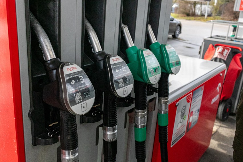 Niższe ceny benzyny w Polsce. Kierowcy się cieszą. Jak jest w Szczecinie? 