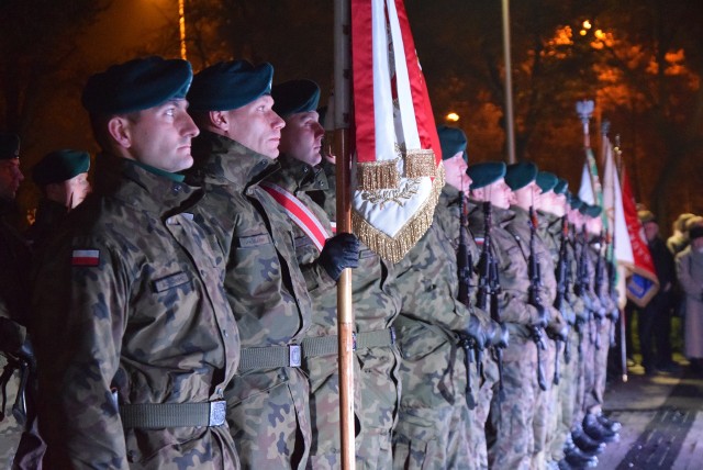 Capstrzyk Niepodległościowy przed pomnikiem Marszałka Józefa Piłsudskiego w Sieradzu