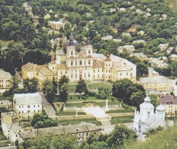 Widok Liceum Krzemienieckiego z Góry Królowej Bony.