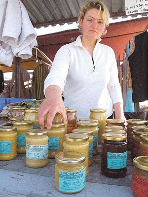 Anna Grońska sprzedawała miód z pasieki w Miłogoszczy.