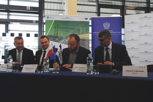 Krzysztof Pietras ze spółki PKP PLK (z prawej) podpisuje umowę na zaprojektowanie i zbudowanie trasy numer 8 z Radomia do Warki z przedstawicielami firm, które zrealizują inwestycję.