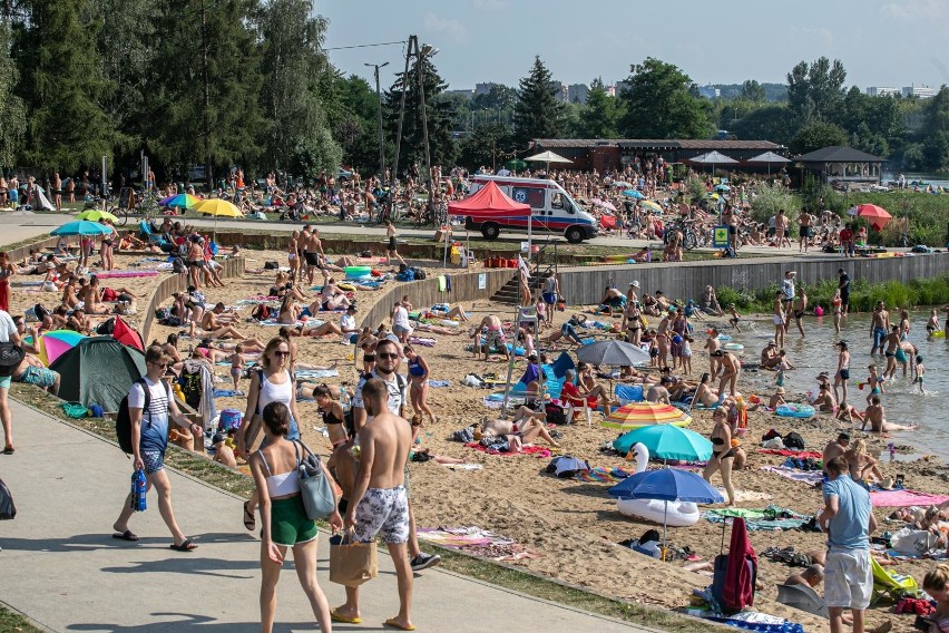 Pierwsze upały już za nami. Czekamy na otwarcie kąpielisk. Gdzie w Krakowie i okolicy będzie można relaksować się nad wodą? [LISTA]