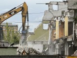 Trwa wyburzanie dużego szpecącego budynku magazynowego w centrum Radomia. W tym miejscu powstaną dwa bloki. Zobacz zdjęcia i film
