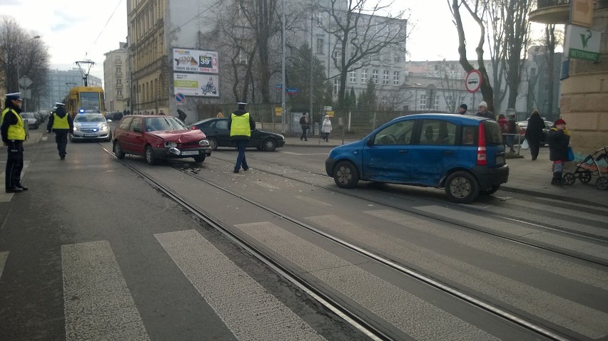 Wypadek na Pomorskiej. Zderzenie aut przy Wierzbowej. Dwie osoby poszkodowane [ZDJĘCIA]