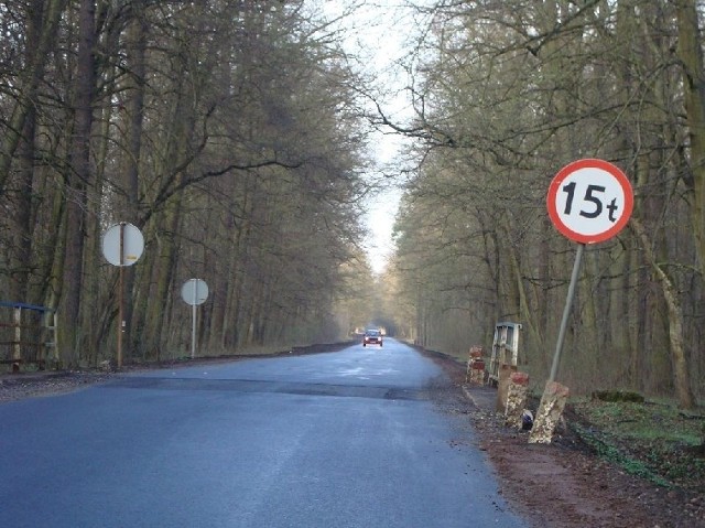 Asfalt na drogę, biegnącą od mostu na Odrze w kierunku Stanów, wylewano w temperaturze minus dziesięciu stopni. Niedługo drogowcy i powiatowi urzędnicy sprawdzą, jaki jest stan nawierzchni po kilku miesiącach.