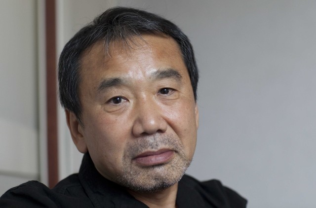 Haruki Murakami - jeden z najbardziej znanych japońskich pisarzy. Jego najbardziej znane powieści to: „Przygoda z owcą”, „Norwegian Wood”, „Kronika ptaka nakręcacza”, „1Q84”. Jego książki przetłumaczono na 50 języków