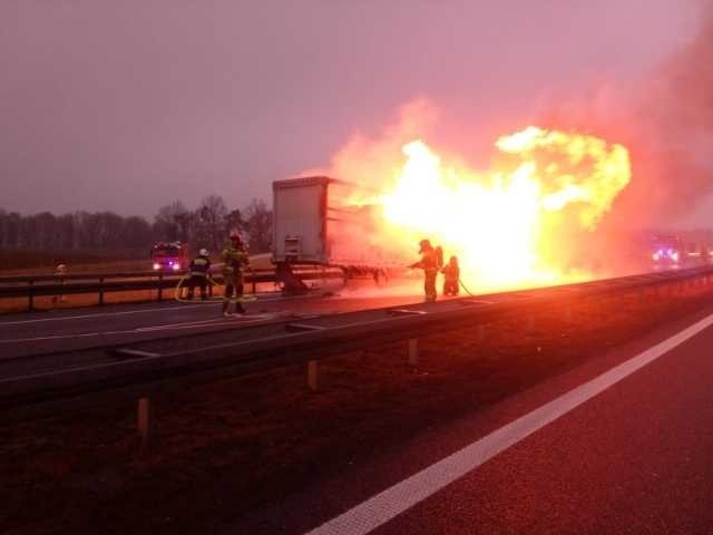 Wypadek i pożar tira na drodze ekspresowej S8