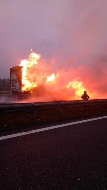 Wypadek i pożar tira na drodze ekspresowej S8