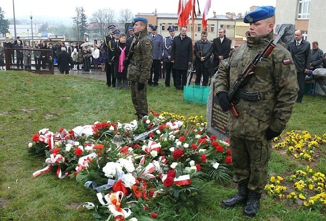 Wartę honorową przed Dębem Pamięci na dziedzińcu gimnazjum zaciągnęli żołnierze.