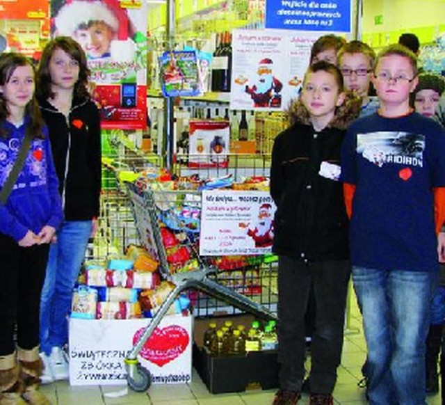 Moniecczan do podzielenia się świątecznymi zakupami namawiali młodzi wolontariusze