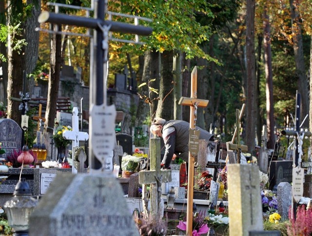 W poniedziałek wdowa była  na cmentarzu około godz 7, przy mogile męża, gdzie zastała pracowników  firmy pogrzebowej.