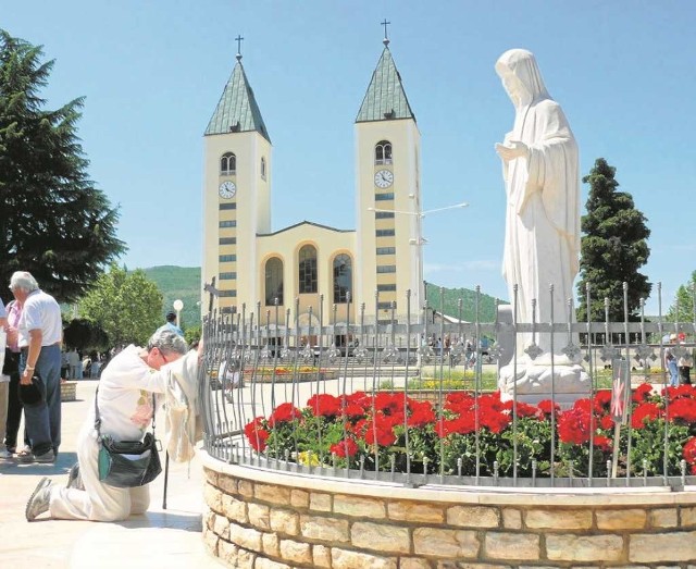 Marmurowa rzeźba Maryi przed kościołem w centrum Medjugorie