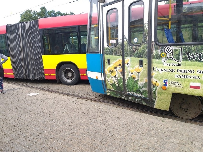 Wypadek MPK. Zderzenie autobusu z tramwajem (ZDJĘCIA)