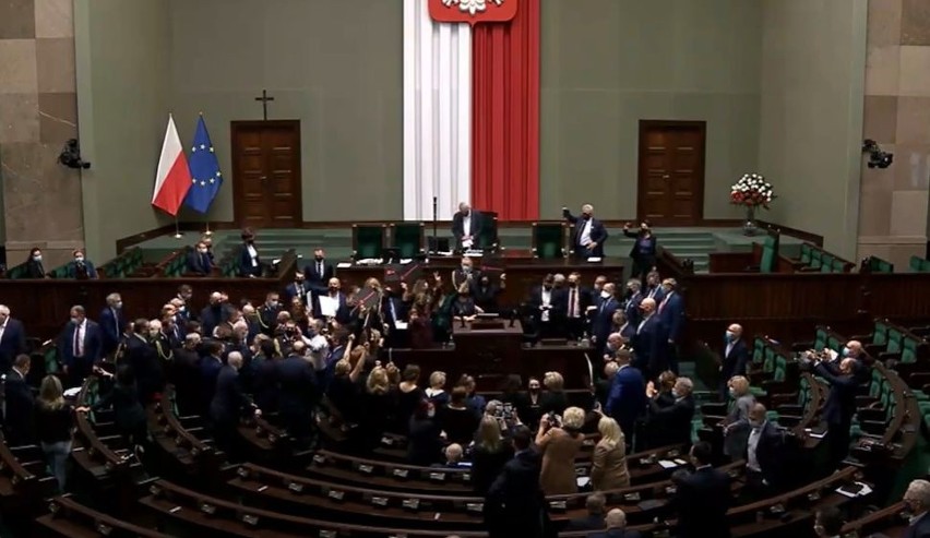 Kaczyński otoczony w Sejmie. "To jest wojna!". Interweniuje straż marszałkowska