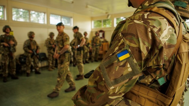 Ukraińscy żołnierze trenowali w Wielkiej Brytanii. Brytyjczycy ustawili szpaler, żegnając Ukraińców wracających na front.