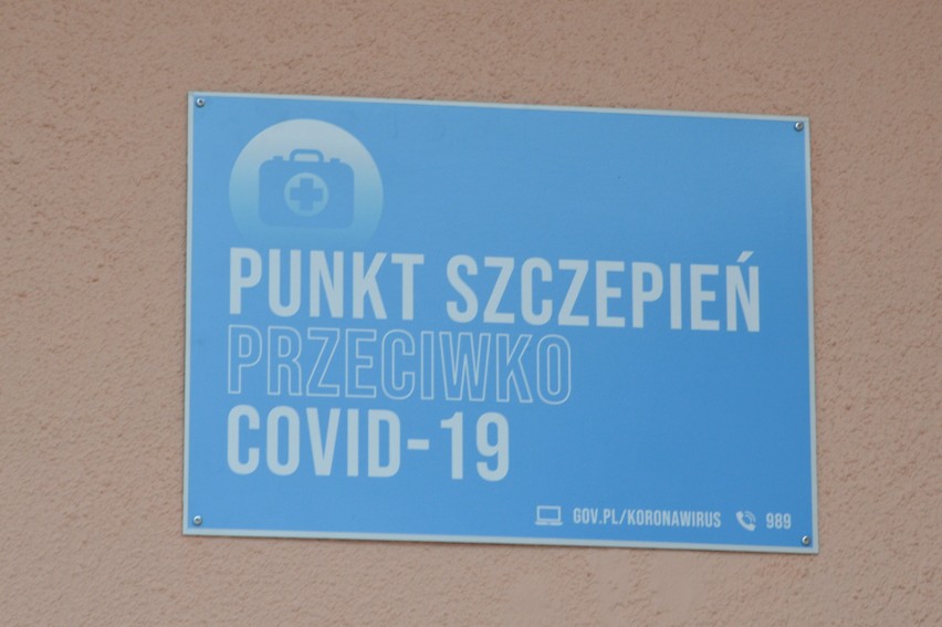 Szczepienie przeciwko Covid-19 w Ostrowcu. Jako pierwszy zaszczepił się zastępca dyrektora szpitala Adam Karolik (ZDJĘCIA, WIDEO) 