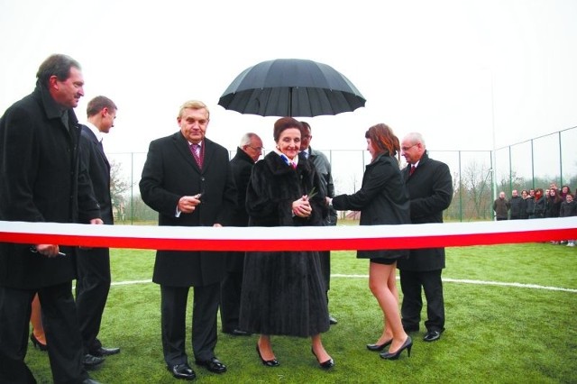 Karolina Kaczorowska i Tadeusz Truskolaski, prezydent Białegostoku wspólnie otworzyli boisko. Obiekt kosztował ok. 500 tys. zł.