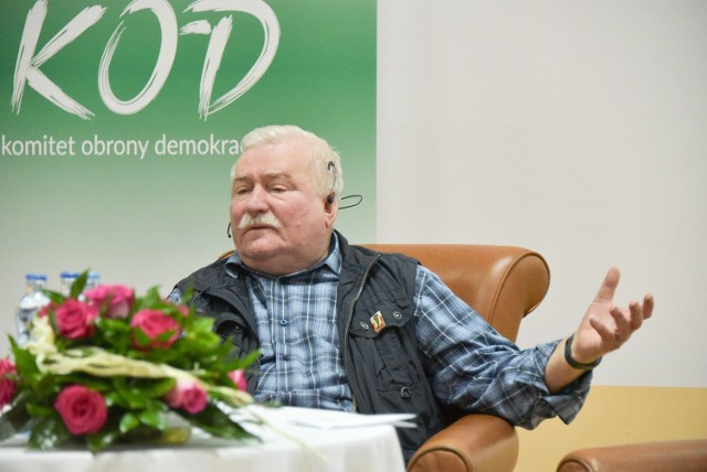 Wszechpolacy dali wyraz swojej niechęci wobec byłego prezydenta podczas jego wtorkowego spotkania z mieszkańcami. Wtargnęli do sali z maskami bajkowego Bolka i machali teczkami. Sam Lech Wałęsa ich inicjatywę bagatelizuje.
